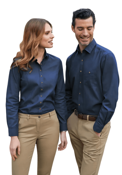 Hombre y mujer vistiendo camisas ejecutivas azul marino y pantalones caqui como parte de uniforme empresarial TexDot.