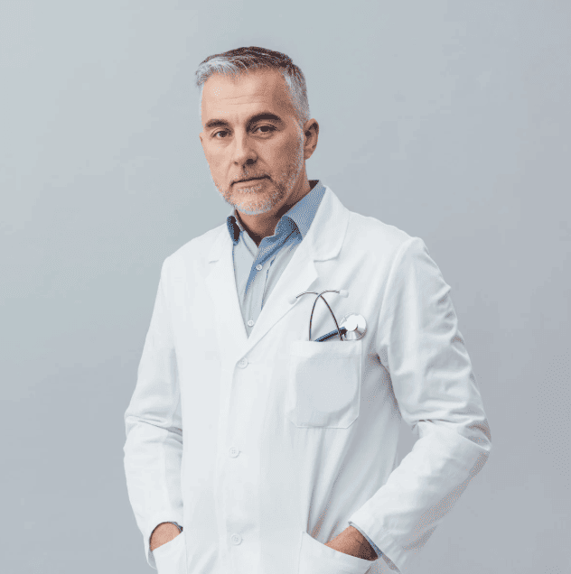 Hombre con bata médica blanca y camisa celeste, uniforme profesional para doctores en clínicas y hospitales.